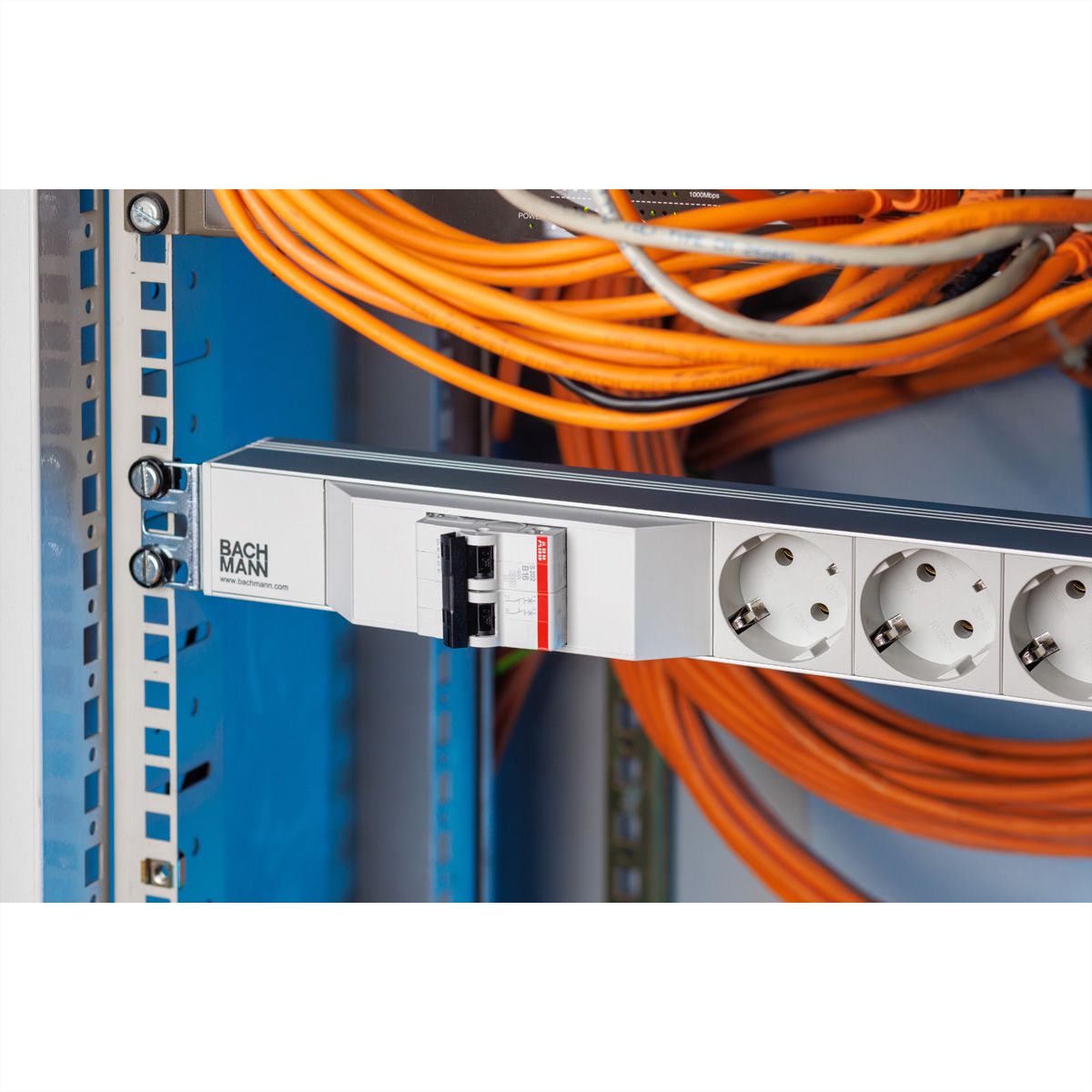 BACHMANN 19" Steckdosenleiste 6xSchutzkontakt 1x Leitungsschutzschalter, 2 m