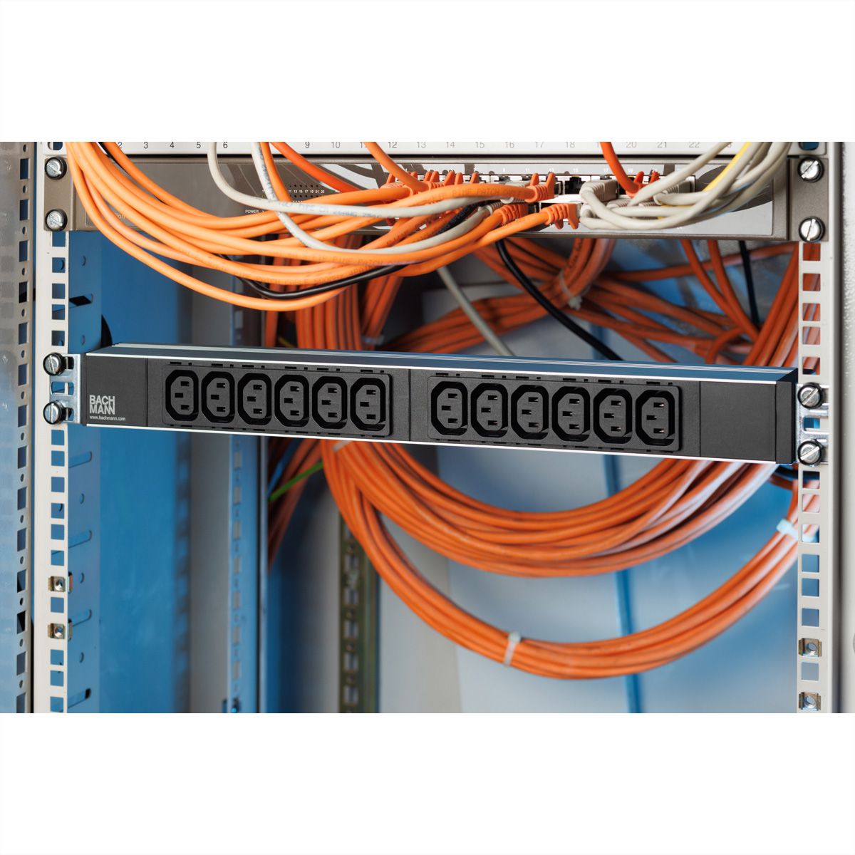 BACHMANN Steckdosenleiste 19" 1HE 12x C13 Buchse, Schutzkontakt-Stecker