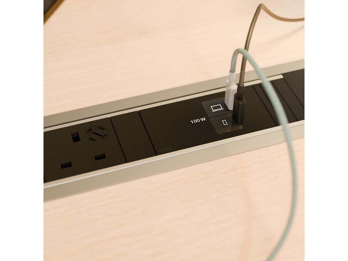 BACHMANN POWER FRAME 1xUK 45° 3,15A, 1xUSB 1xUSB C/C 100W L=0,2m