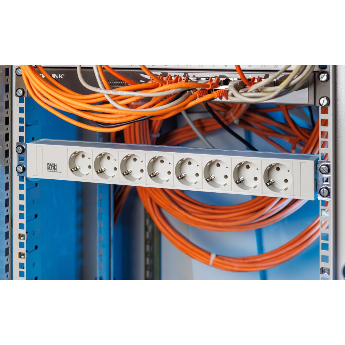 BACHMANN 19'' PVC 8x Schutzkontakt-Steckdosenleiste, 2,0m Schutzkontaktstecker