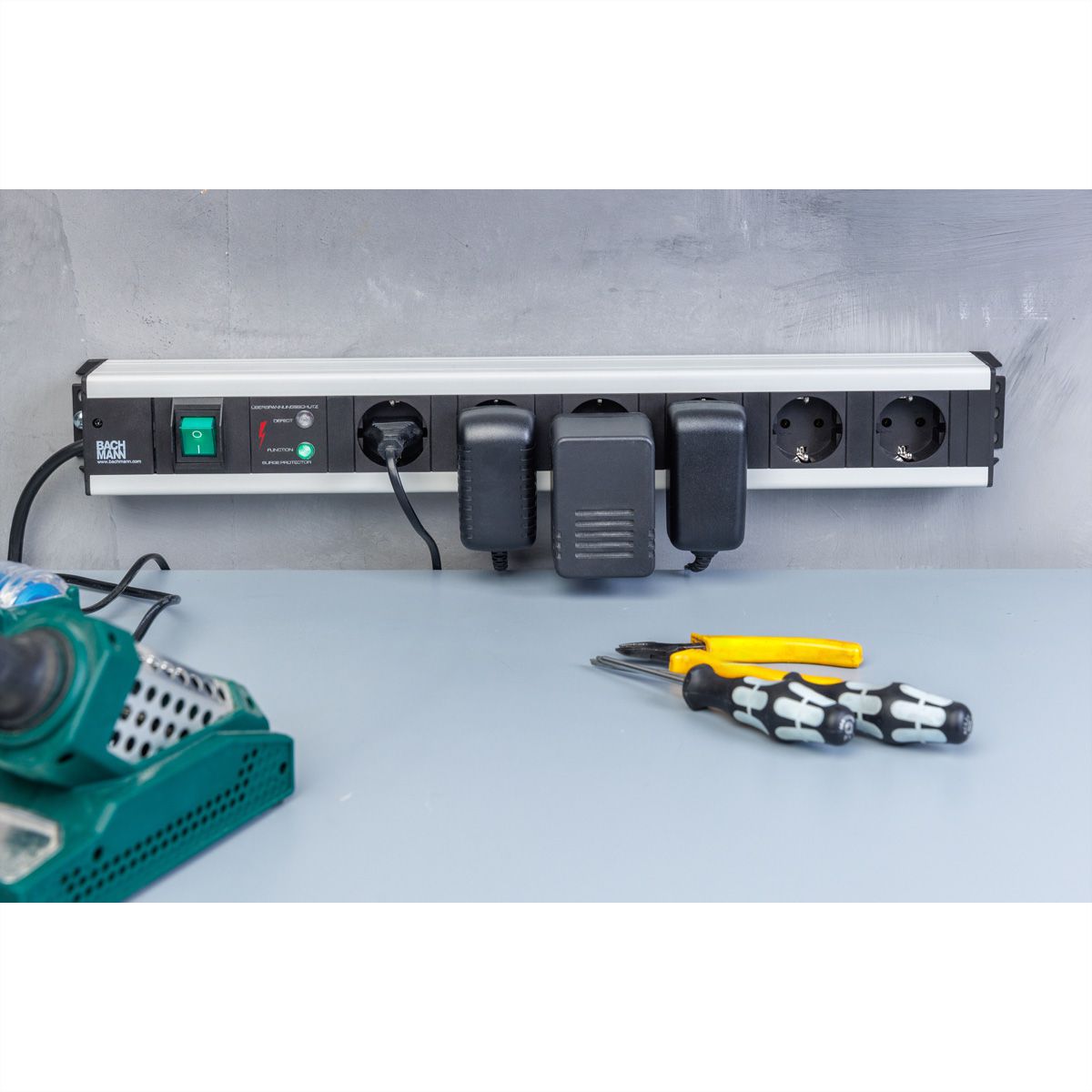 BACHMANN Handwerkerleiste 6x Schutzkontakt, Überspannungschutz, Schalter